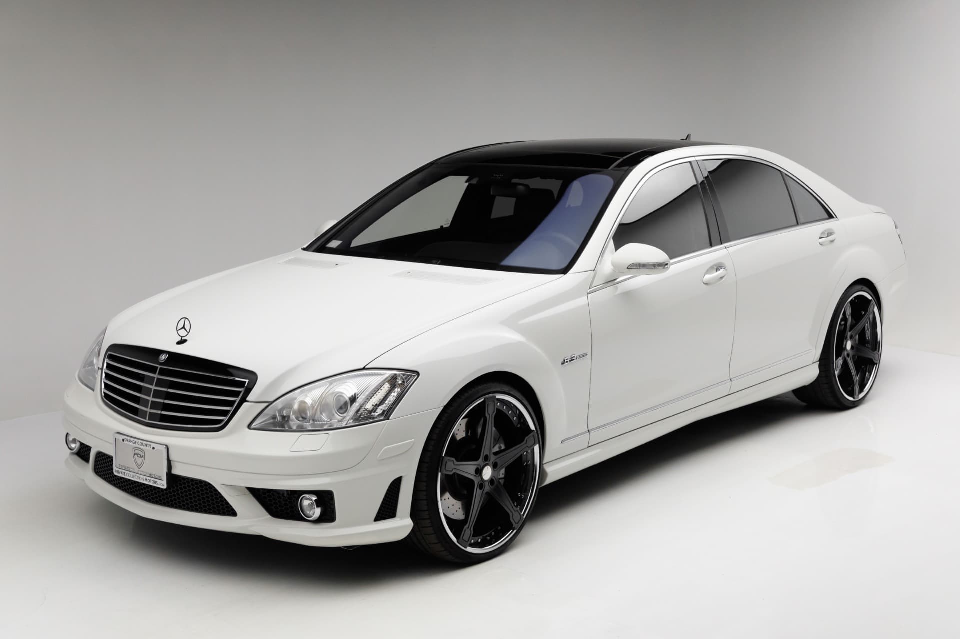 مرسيدس S-Class W221 موديل 2009 – عطل تشغيل بسبب انقطاع التغذية الكهربائية في وحدة الـ Pre-Fuse Box